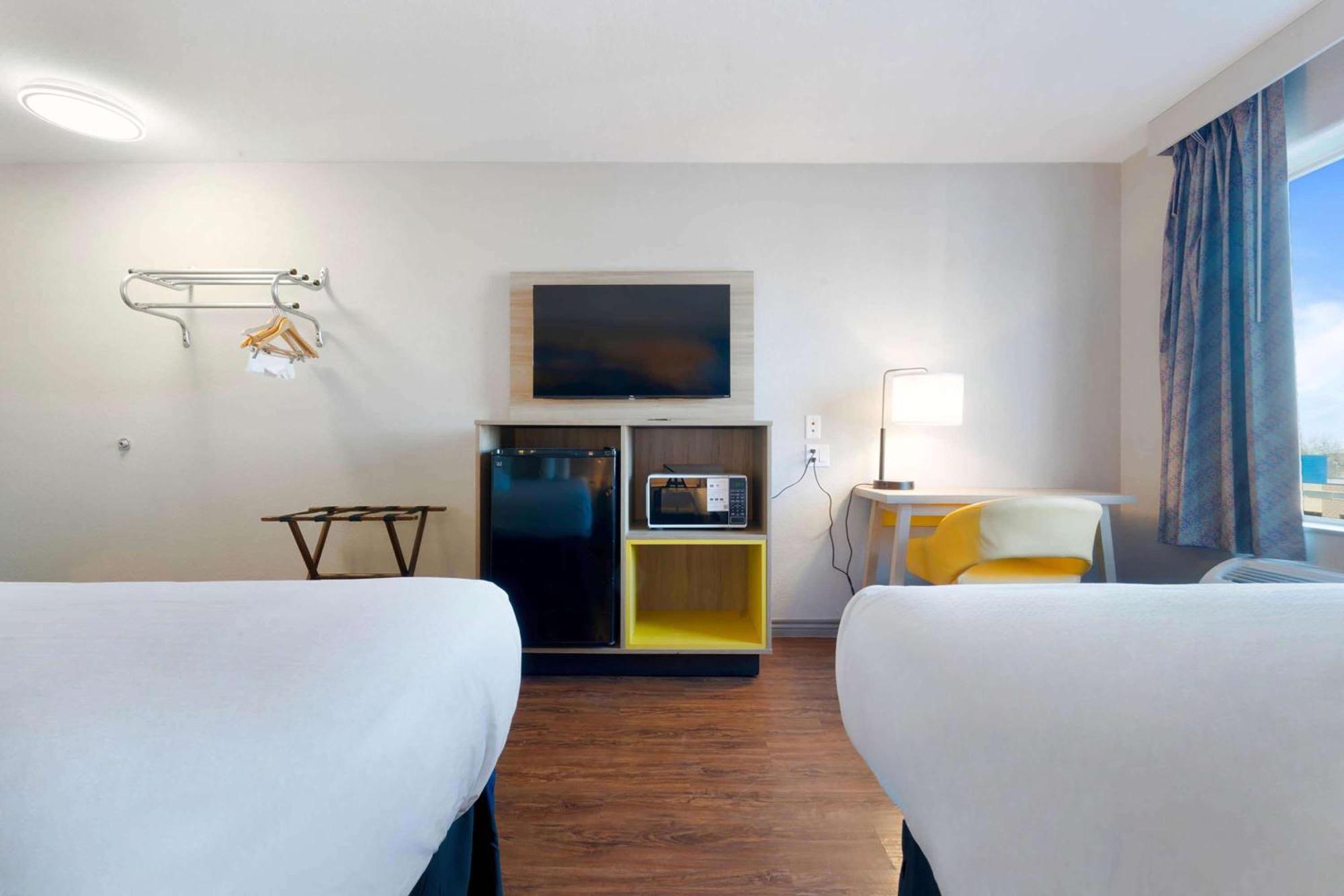 Days Inn By Wyndham Thornton Exteriör bild